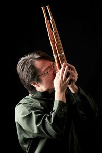 Naoyuki Manabe spielt solo auf der Sho Gagaku-Musik, die traditionelle höfische Zeremonialmusik Japans. Foto: Hannes Wienert