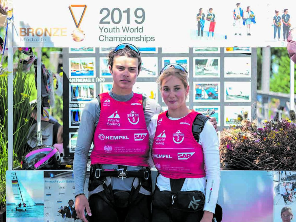 Medaillen-Skipper. Katamaran-Jungsegler Silas Mühle  (17) und Levke Möller (16) haben bei den Hempel Youth Sailing World Championships 2019 in der Danziger Bucht die Bronzemedaille geholt.	Foto: Thorsten Baering