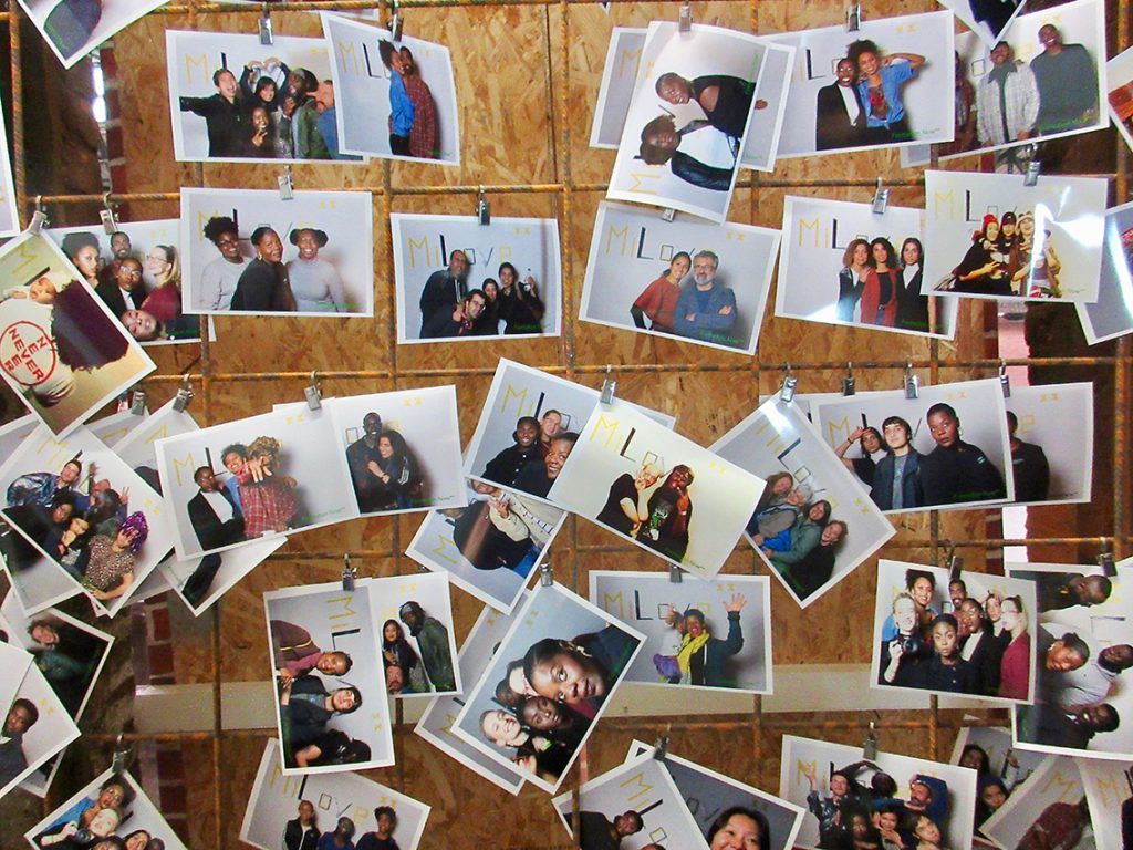 Eine der Attraktionen ist eine Fotobox. Jeder kann sie ausprobieren, um Polaroids zu machen, die vor einer Wand aufgehängt werden. Foto: Dagmar Leischow