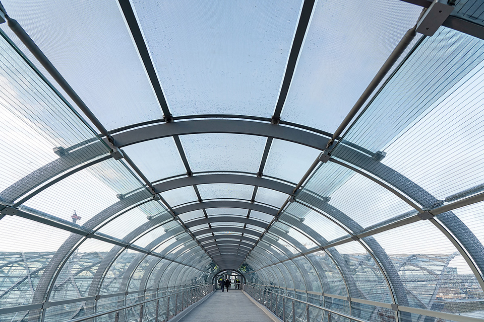 Der Skywalk verbindet S- und U-Bahnstation Elbbrücken: Ein Glas-Stahl-Highlight von 70 Meter Länge mit weiten Ausblicken auf die Elbe und die HafenCity und Hammerbrook. © Thomas Hampel