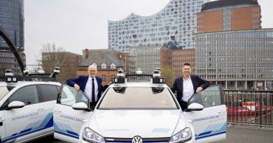 Hamburgs Wirtschaftssenator Michael Westhagemann und Axel Heinrich, Head of Group Research and Innovation bei Volkswagen (re.), mit den neuen VW-Testfahrzeugen vom Typ e-Golf: „Es macht Spaß, damit unterwegs zu sein.“ © Friso Gentsch/Volkswagen