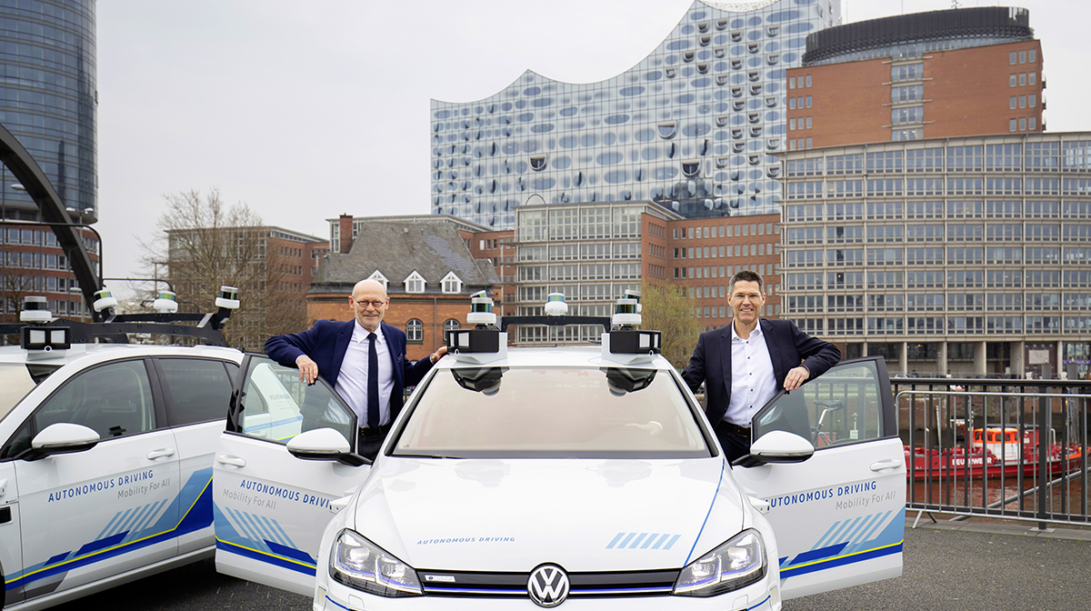 Hamburgs Wirtschaftssenator Michael Westhagemann und Axel Heinrich, Head of Group Research and Innovation bei Volkswagen (re.), mit den neuen VW-Testfahrzeugen vom Typ e-Golf: „Es macht Spaß, damit unterwegs zu sein.“ © Friso Gentsch/Volkswagen