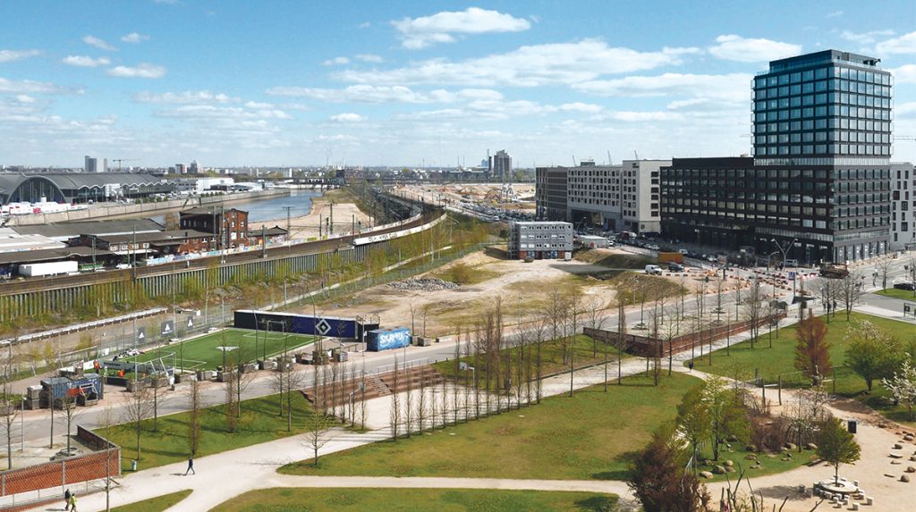 Blick auf das Baufeld 77, Schulcampus HafenCity: Zwischen Bolzplatz und Versmannstraße sollen künftig 1.400 Schüler zur Schule gehen. © Wolfgang Timpe﻿