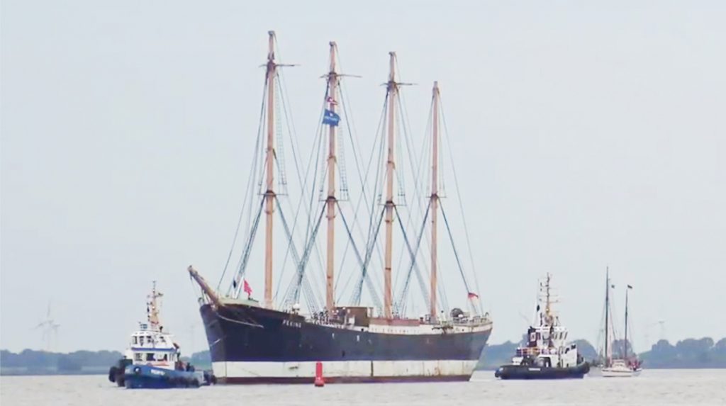 Die Viermastbark „Peking“ auf dem Weg zur Restaurierung in die Werft von Wewelsfleth. ©YouTube