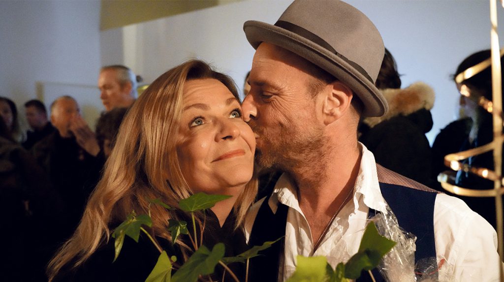 Kiss as kiss can: Kirstin Zambelli (Friseure am Dalmannkai) gratuliert zum Bistro-Start und herzt Unternehmer und Club 20457-Macher Antonio „Toni“ Fabrizi. © Thomas Hampel