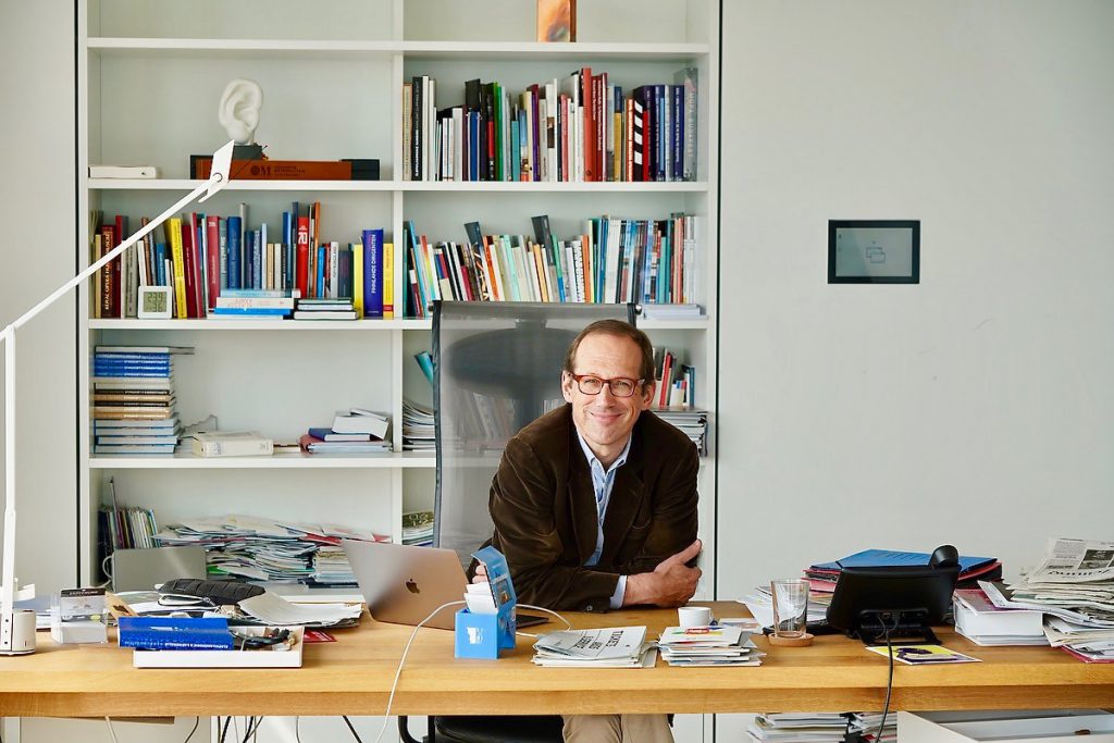 Christoph Lieben-Seutter in seinem Büro des Generalintendanten der Elbphilharmonie. Foto Thomas Hampel