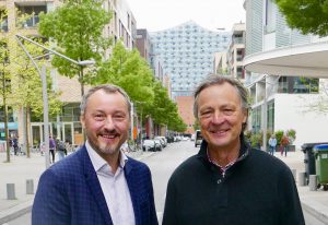 Macher und Teamplayer im Gespräch: Peter Nimpsch, 1. Vorsitzender der Interessengemeinschaft Gewerbe (IGG) des Netzwerk HafenCity e.V. und Manager von Meßmer MOMENTUM (li.) und Dr. Wolfgang Weisbrod-Weber, 2. Vorsitzender des Netzwerk HafenCity e.V. Er war viele Jahre für Friedenssicherungseinsätze der UNO in der ganzen Welt unterwegs. Foto: Wolfgang Timpe