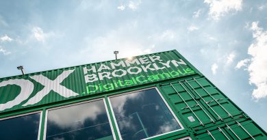 Denken aus der Box Digitales Innovationslabor
Hammerbrroklyn.Box neben der Oberhafenbrücke: Jeder kann an Themen wie Künstlicher Intelligenz oder auch Stadt der Zukunft teilhaben. Foto: ©2019 Hammerbrooklyn Immobilien GmbH