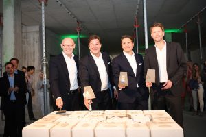 Kelle für die Zukunft geschwungen: Michael Westhagemann, Wirtschaftssenator; Dr. Markus Wiedenmann, CEO der Art-Invest Real Estate; Johannes Lichtenthaler, Partner/Geschäftsführer der Hammerbrooklyn Immobilien GmbH; Prof. Dr. Henning Vöpel, Direktor des HWWI (v. li. n. re.). Foto: ©2019 Hammerbrooklyn Immobilien GmbH