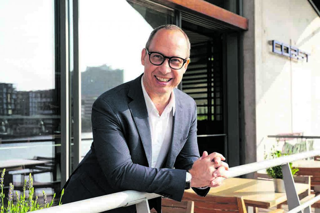 Michael Otremba auf der Terrasse des Coast by East an den Marco-Polo- Terrassen: „Hamburg ist in Bewegung und Wasser strahlt viel Energie aus. Hamburg ist Liquid City, was auch für Lebensqualität steht.“ Foto: Thomas Hampel