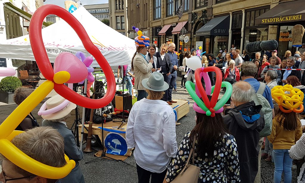 Heitere Eröffnungsstimmung bei der „Altstadt für alle“-Aktion zur autofreien City in der Rathaus-Nachbarschaft. Foto: Florian Marten