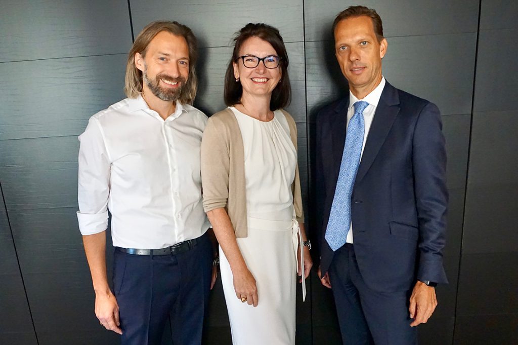 „Wenn Bewohner sagen, hier will ich sein, morgens, mittags, abends, dann ist es ein nachhaltiges Quartierskonzept“: Lothar Schubert, Geschäftsführender Gesellschafter DC Developments, Hamburg; Iris Schöberl, Managing Director Germany BMO Real Estate Partners, München; Marcus Lemli, CEO Germany und Head of Investment Europe Savills (v. li. n. re.). Foto: Wolfgang Timpe