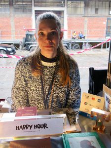 Die Hamburgerin Rosa Roth ist Chefredakteurin des Independent-Magazins „The Smart View“: „Ich suche hier den Kontakt zu anderen Leuten und möchte natürlich meine Hefte verkaufen.“. Foto: Dagmar Leischow