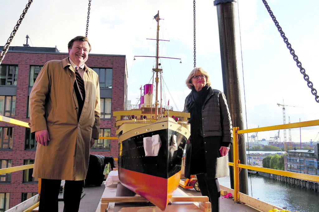 Leinen los für die „Cap Arcona“ bei der Verladung ins Internationale Maritime Museum: IMMH-Direktor Peter Tamm jun. und die frühere Hamburg-Süd-Kommunikatorin Eva Graumann. © IMMH
