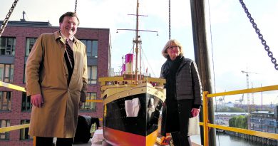 Leinen los für die „Cap Arcona“ bei der Verladung ins Internationale Maritime Museum: IMMH-Direktor Peter Tamm jun. und die frühere Hamburg-Süd-Kommunikatorin Eva Graumann. © IMMH