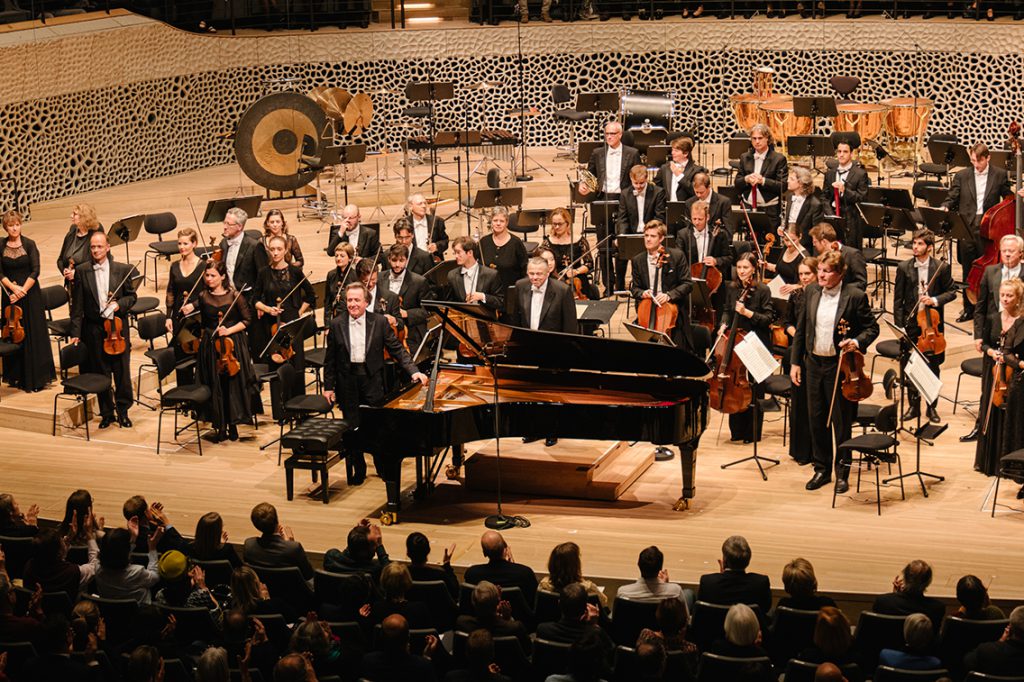 Dirigent Mariss Jansons († 76) und das BR-Symphonierchester am 30. Oktober 2019 im Großen Saal der Elbphilharmonie: Es gelingt nach jedem Höhepunkt, die Spannung zu halten – mithilfe der Streicher, die einen wunderbar widerborstigen Klangteppich auslegen. © Daniel Dittus