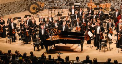 Gewaltiger Schalldruck Dirigent Mariss Jansons († 76) und das BR-Symphonierchester am 30. Oktober 2019 im Großen Saal der Elbphilharmonie: Es gelingt nach jedem Höhepunkt, die Spannung zu halten – mithilfe der Streicher, die einen wunderbar widerborstigen Klangteppich auslegen. © Daniel Dittus