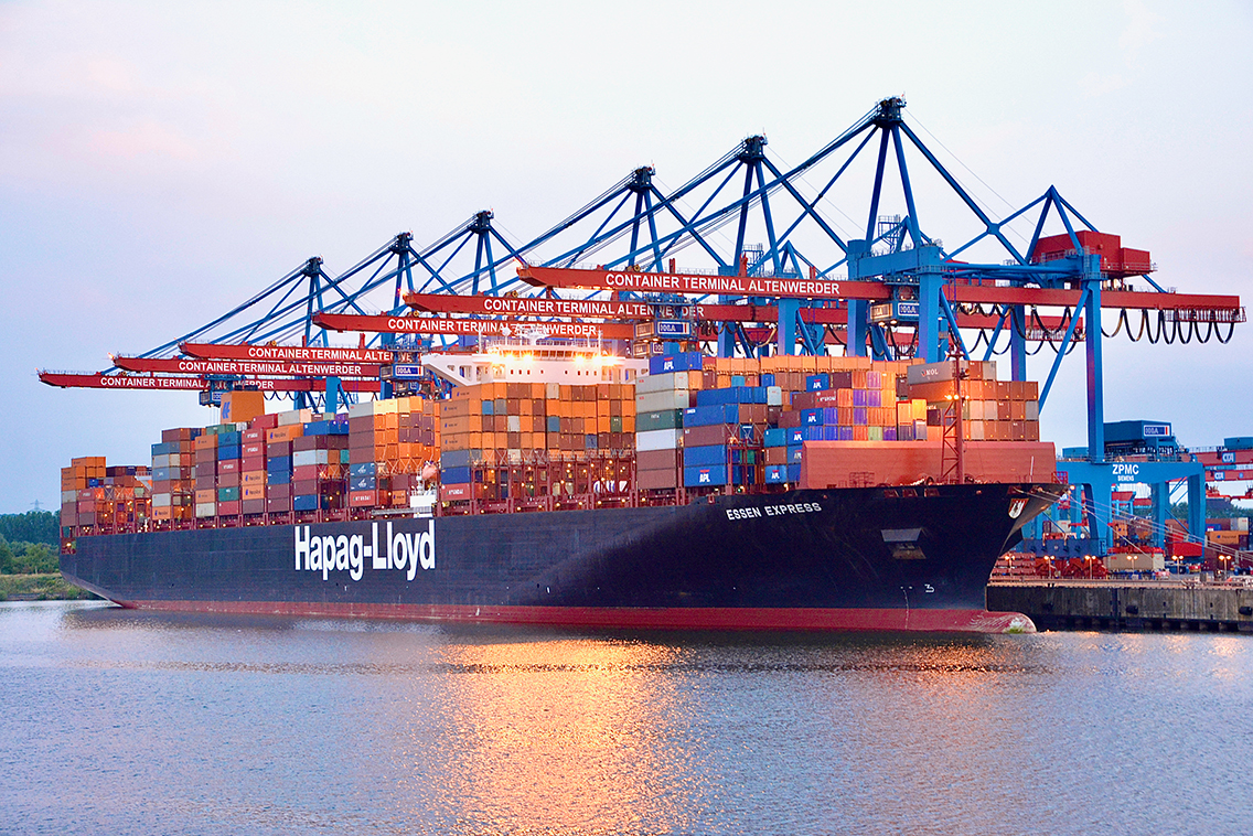 Die HHLA setzt auf nachhaltige Technik als Wettbewerbsvorteil: Der Container Termi­nal Altenwerder (CTA) ist als weltweit erster klimaneutraler Containerterminal zertifiziert. © Thomas Hampel