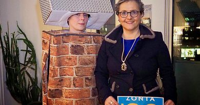 Cornelia Klinger, Vizepräsidentin des Zonta-Clubs Hamburg Elbufer, mit Elbphilharmonie-Dani an ­Halloween: „Es gibt noch so viel für Frauen zu tun!“ © Privat