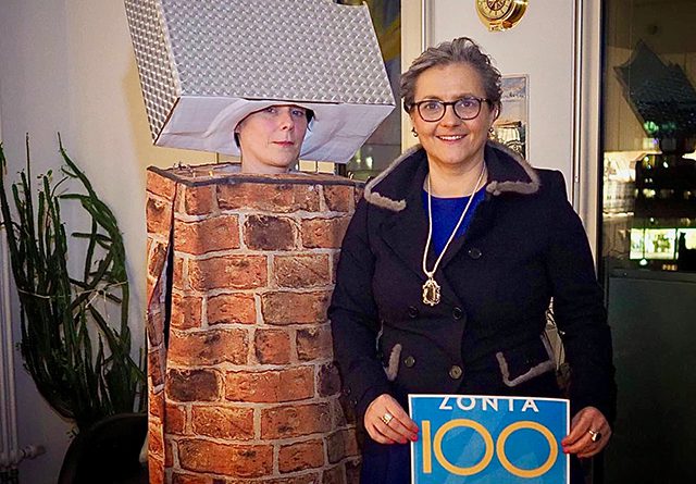 Cornelia Klinger, Vizepräsidentin des Zonta-Clubs Hamburg Elbufer, mit Elbphilharmonie-Dani an ­Halloween: „Es gibt noch so viel für Frauen zu tun!“ © Privat