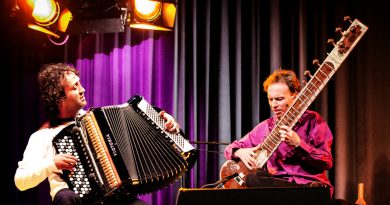 Akkordeonspieler Luciano Bondini und Sitar-Künstler Klaus Falschlunger (r.): Seelenmusik voller Poesie, Energie und feinem Humor. © Falschlunger/Streiter