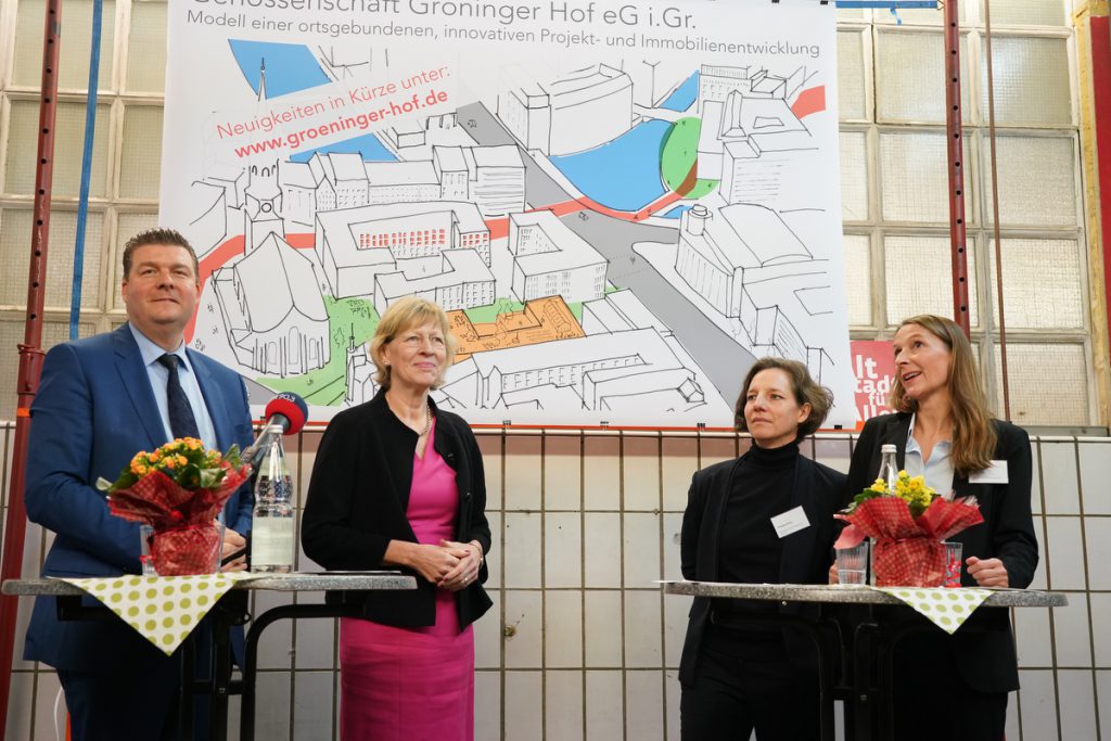 Stadtteilleben mit Stadtplanung verbinden: Die Anhandgabe des Ex-Parkhauses an die Genossenschaft Gröninger Hof eG durch Finanzsenator Dr. Andreas Dressel (SPD), Stadtentwicklungssenatorin Dr. Dorothee Stapelfeldt (SPD), (SPD), Philippa Dorow (Vorständin) und Tina Unruh, Architektin und Vorsitzende des Aufsichtsrats der Genossenschaft Gröninger Hof eG. © Thomas Hampel