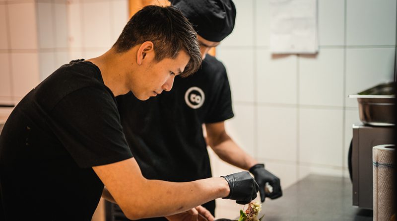 Auf den Tisch kommen pflanzenbasierte Köstlichkeiten der vietnamesischen Küche, die von Küchenchef Ta Tien Hop (li.) raffiniert weiterentwickelt werden. © TA VEGAN HOUSE / Philipp Troche