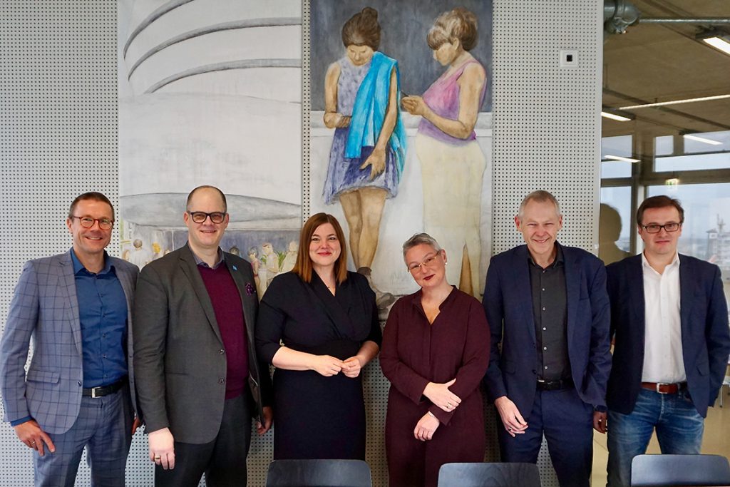 Neue Wege erforschen, um Hamburg zu einer nachhaltigen Millionenmetropole mit internationaler Strahlkraft zu entwickeln. Kooperation vom Wuppertal Institut (WI) und HafenCity Universität: Prof. Uwe Schneidewind (WI), Prof. Jörg Müller-Lietzkow (HCU), Wissenschaftssenatorin Katharina Fegebank (Grüne), Stephanie Egerland (HCU), Prof. Manfred Fischedick (WI) und Dr. Henning Wilts (WI; v.l.n.r.). Foto: Wolfgang Timpe