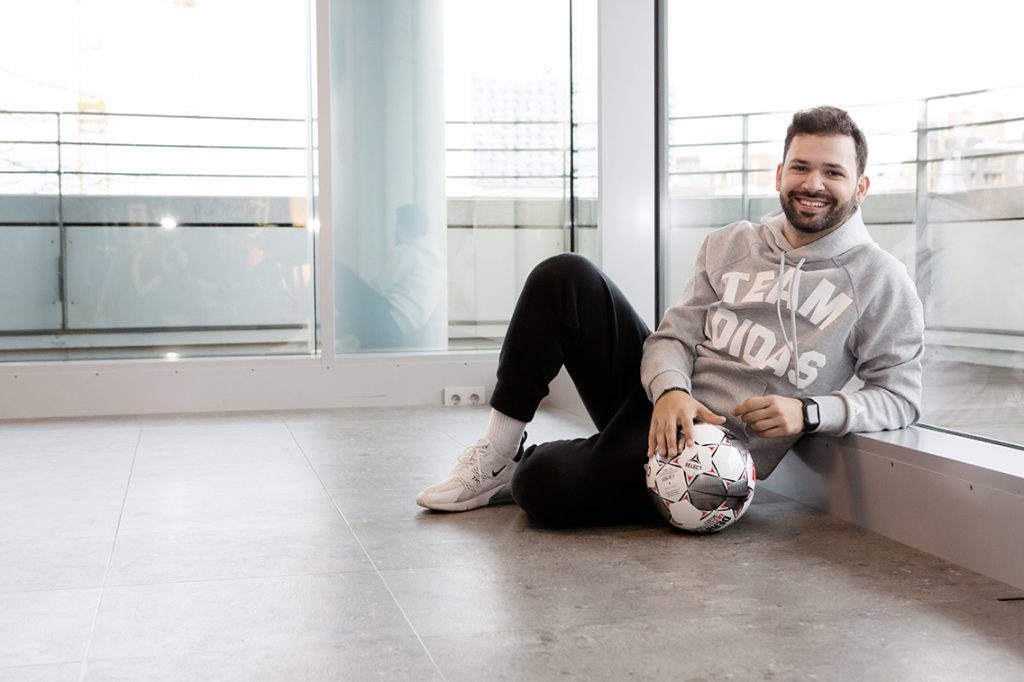 Personaltrainer Pietro Lucifora in seinem Studio im Marco-Polo-Tower: Wenn wir die Motivation nicht finden, findet die Motivation zu uns in Form von Schmerz. © Urbazon