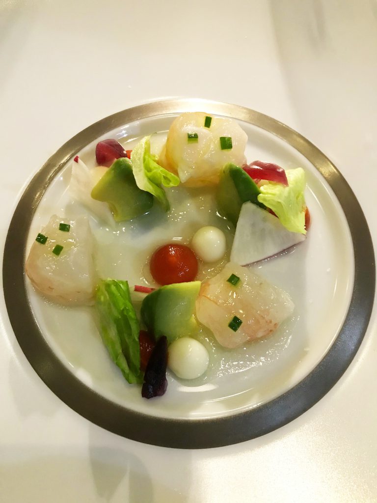 -3-Sterne-Genuss mit Kevin Fehling auf der „Europa“: „The Globe“-Ceviche vom Kaisergranat mit Jakobsmuscheln und Kaviar. © Dagmar Garbe