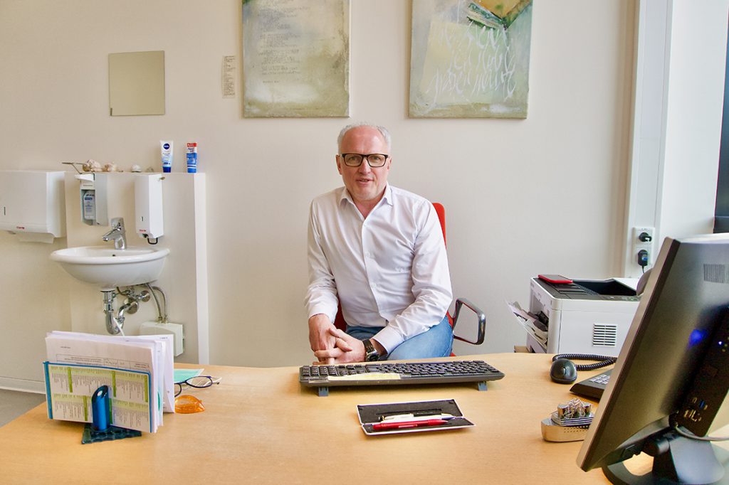 Für Internist Christoph Richter sind die Corona-Maßnahmen der Politik richtig: „Nur so kann man einen großen Peak mit nachfolgenden Lungenentzündungen vermeiden.“ © Wolfgang Timpe
