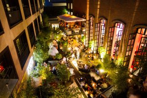 Innenhof-Lounge im east-Hotel: „1991 habe ich mit ,Headbangers’ Ballroom’ Hamburgs erste Heavy-Metal-Diskothek eröffnet.“ © east Group