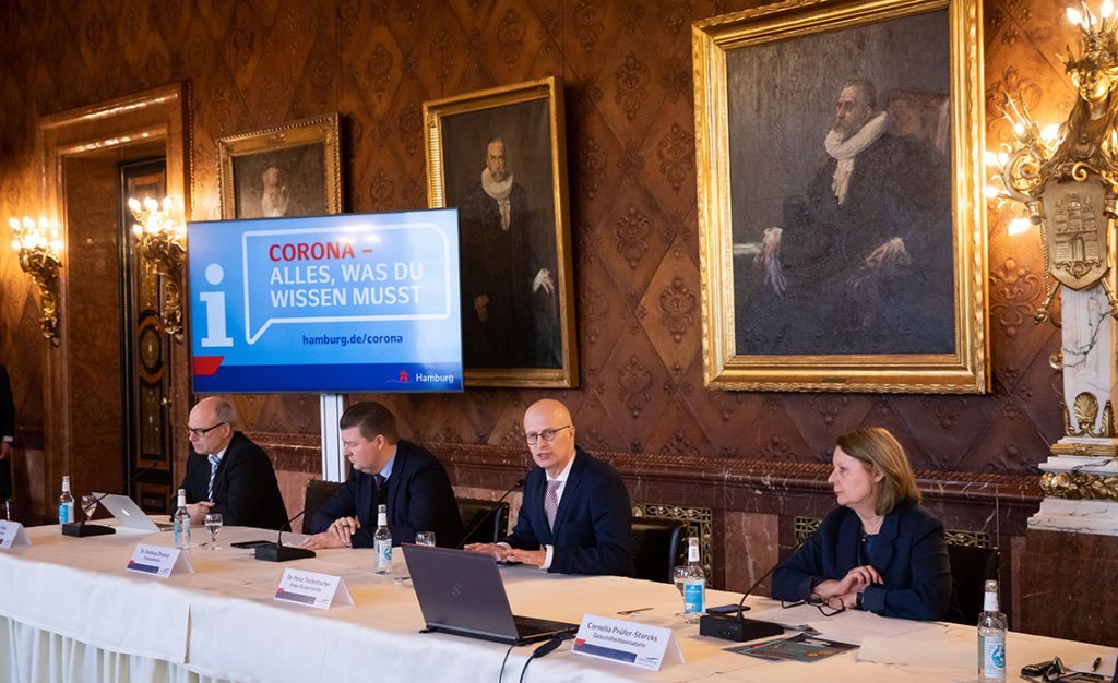 Livestream der vorwiegend digitalen Landespressekonferenz zur Corona-Pandemie in Hamburg, 31. März 2020: Hamburgs Erster Bürgermeister Peter Tschentscher (M.) sowie Bildungssenator Ties Rabe (SPD), Finanzsenator Andreas Dressel (SPD) und Gesundheits- und Verbraucherschutzsenatorin Cornelia Prüfer Storcks (SPD; v. l.n.r.) im Kaisersaal des Rathauses.
