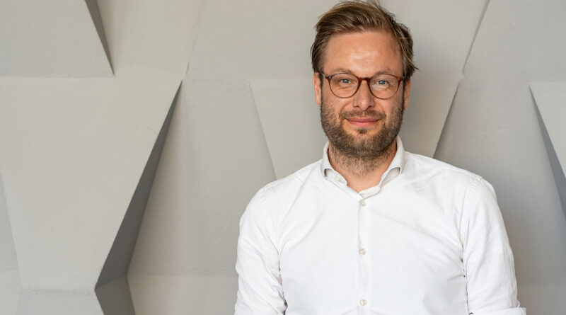Verkehrssenator Dr. Anjes Tjarks: „Die Mobilitätswende für Hamburg ist zwingend notwendig. Wir haben 2007 über 50 Millionen Personenkilometer pro Tag quer über alle Verkehrsträger in Hamburg abgewickelt, 2018 ist dieser Wert auf 70 Millionen pro Tag angestiegen. Das ist eine Steigerung um 40 Prozent innerhalb von zehn Jahren. Wir sind eine wachsende Stadt, der Einzelne wird immer mobiler – aber auf derselben Fläche!“ ©Thomas Hampel