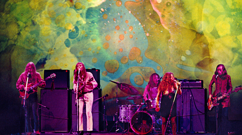 Rockröhre Janis Joplin im psychodelischen Bühnenambiente auf Woodstock. © Elliott Landy