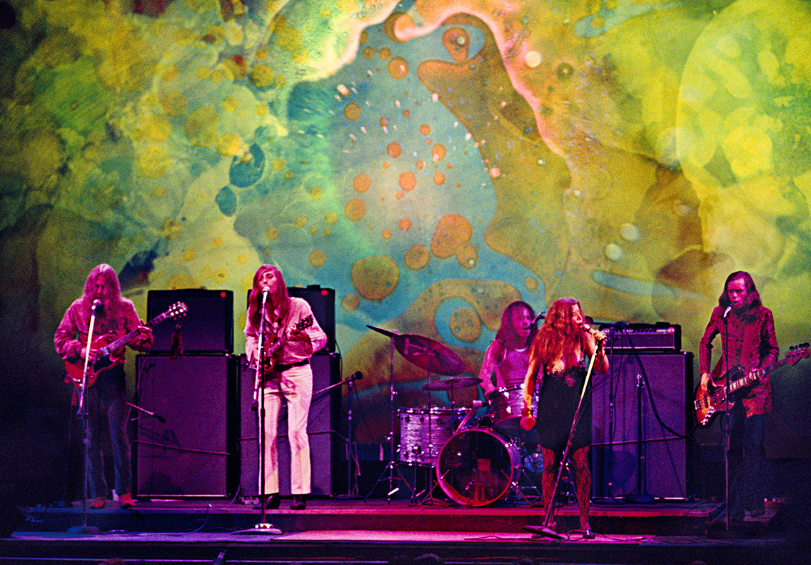 Rockröhre Janis Joplin im psychodelischen Bühnenambiente auf Woodstock. © Elliott Landy