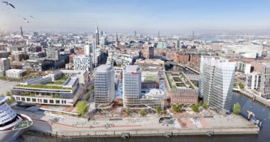 Kreuzfahrtterminal HafenCity und das südliche Überseequartier müssen mit der Eröffnung bis Herbst 2023 warten. Deutschland-Chef Andreas Hohlmann von Bauherr Unibail-Rodamco-Westfield: „Eine schrittweise Übergabe der Gebäude von Westfield Überseequartier-Hamburg wird an die Partner in der ersten Hälfte 2023 und eine Eröffnung in der zweiten Jahreshälfte stattfinden.“ © Moka-Studio+URW