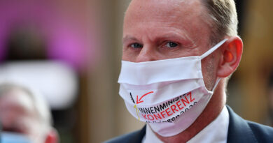 Hamburgs Innensenator Andy Grote (SPD) am 17. Juni bei der Innenministerkonferenz von Bund und Ländern, auf der u.a. auch weitere Maßnahmen zu den Folgen der Corona-Pandemie beschlossen ­wurden: „Wenn der Eindruck entstanden ist, dass hier mit den geltenden Bestimmungen nachlässig umgegangen wurde, dann bedauere ich das sehr.“ ©picture alliance/dpa | Martin Schutt