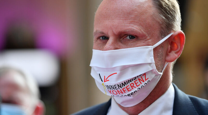 Hamburgs Innensenator Andy Grote (SPD) am 17. Juni bei der Innenministerkonferenz von Bund und Ländern, auf der u.a. auch weitere Maßnahmen zu den Folgen der Corona-Pandemie beschlossen ­wurden: „Wenn der Eindruck entstanden ist, dass hier mit den geltenden Bestimmungen nachlässig umgegangen wurde, dann bedauere ich das sehr.“ ©picture alliance/dpa | Martin Schutt