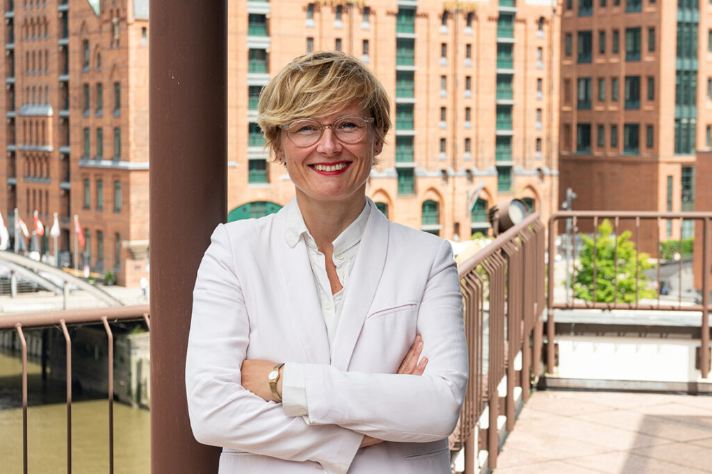 HafenCity-Kuratorin Ellen Blumenstein: „Wir wollen nicht nur bildende Kunst machen, sondern überlegen, welche Formate grundsätzlich möglich sind. Für „Botboot“ arbeiten wir zum Beispiel mit dem Game-Designer Sebastian Quack zusammen.“ © Thomas Hampel