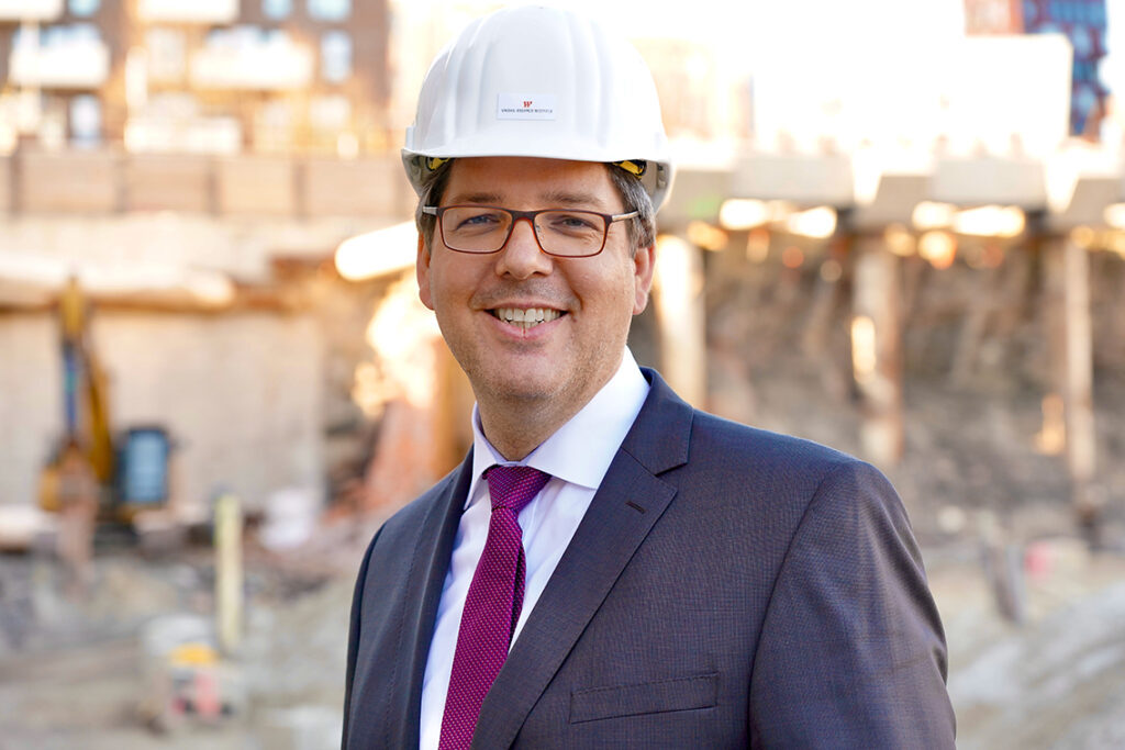 Dirk Hünerbein, Hamburger, Architekt und Projektentwickler des Westfield Hamburg-Überseequartiers: „Ich glaube fest daran, dass es diesen herbeigeredeten Dualismus von Innenstadt und HafenCity überhaupt nicht gibt. Wir müssen endlich mal wieder als Hamburger uns gerade machen und geraderücken, dass wir eine Metropolregion Hamburg sind, die nur ein Zentrum hat: Das war, ist und wird die Innenstadt sein.“ © Thomas Hampel