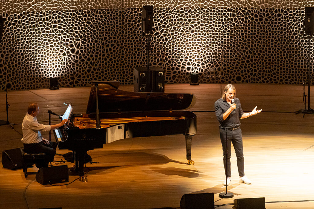 Der Philosoph Richard David Precht legt sich bei seiner musikalischen Lesung mit dem belgischen Pianisten Wim Mertens im Großen Saal der Elbphilharmonie fest: „Eine Künstliche Intelligenz hat keinen Verstand, keine Vernunft.“ © Thomas Hampel / Harbour Front Literaturfestival