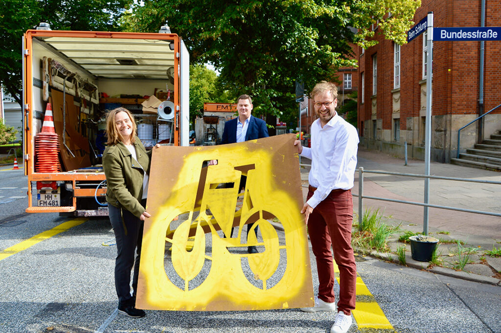 Verkehrssenator Dr. Anjes Tjarks und Kirsten Pfaue, Koordinatoren der Mobilitätswende in der Verkehrsbehörde, eröffneten heute bei die erste offizielle temporäre Fahrradspur am Schlump: „Die erste Pop-Up-Bikelane in Hamburg ist ein weiterer wichtiger und sichtbarer Baustein der Mobilitätswende und zugleich der breiteste Radweg unserer Stadt.“ © Wolfgang Timpe