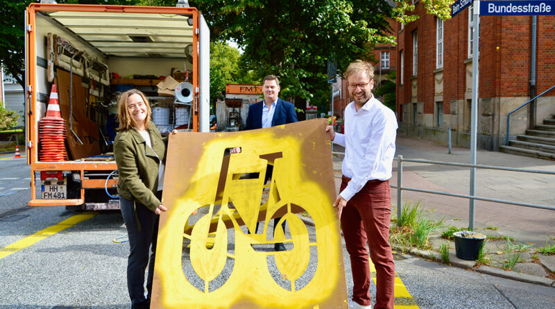 Verkehrssenator Dr. Anjes Tjarks und Kirsten Pfaue, Koordinatoren der Mobilitätswende in der Verkehrsbehörde, eröffneten heute bei die erste offizielle temporäre Fahrradspur am Schlump: „Die erste Pop-Up-Bikelane in Hamburg ist ein weiterer wichtiger und sichtbarer Baustein der Mobilitätswende und zugleich der breiteste Radweg unserer Stadt.“ © Wolfgang Timpe