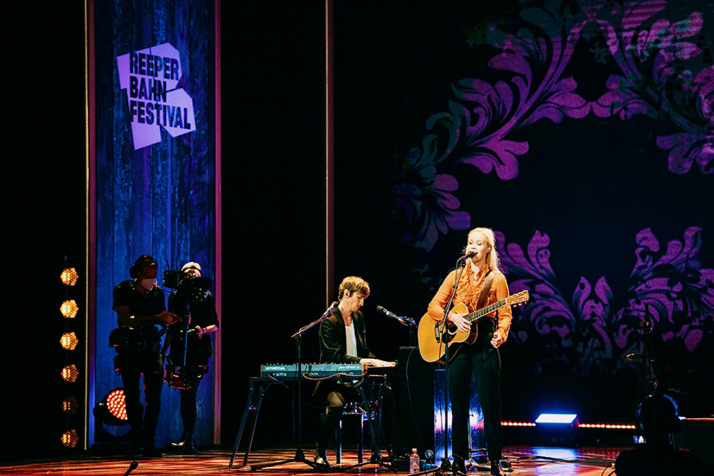Frontfrau Tina Dico, die das Partnerland Dänemark repräsentiert, berührt ihre Fans im Operettenhaus mit Liedern wie „Whispers“ oder „Kids go where the Light“: „Ich bin so dankbar, wieder Live-Musik machen zu können.“ © Niklas Heinecke