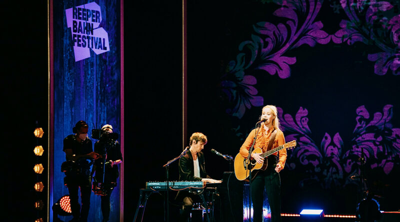 Frontfrau Tina Dico, die das Partnerland Dänemark repräsentiert, berührt ihre Fans im Operettenhaus mit Liedern wie „Whispers“ oder „Kids go where the Light“: „Ich bin so dankbar, wieder Live-Musik machen zu können.“ © Niklas Heinecke