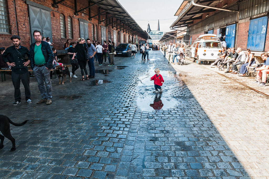 Partizipationsmanagerin Julia Senft von der Nutzer*innen-Initiative „5 plus 1“: „Die Menschen proben im Oberhafen, wie man Stadt neu denken kann und wollen Lösungen und Konzepte finden.“ © Malte Spindler / Die Brueder Publishing