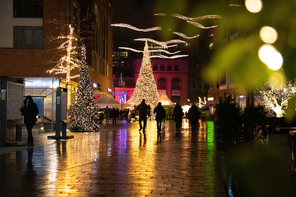 Dr. Claudia Weise, Quartiersmanagerin Überseequartier Nord und Vorsitzende der Werbegemeinschaft Überseeboulevard: „Wir haben uns jetzt auf unsere Weihnachtsdeko konzentriert: Unsere ‚wahnsinnigen‘ Flügel, unseren Pegasus und die Tanne mit 40.000 LED-Lichtern – das One World Trade Center hat nur 30.000 LED-Lichter – das sind unsere Alleinstellungsmerkmale im Corona-Jahr 2020.“ © ÜSQN / Überseeboulevard