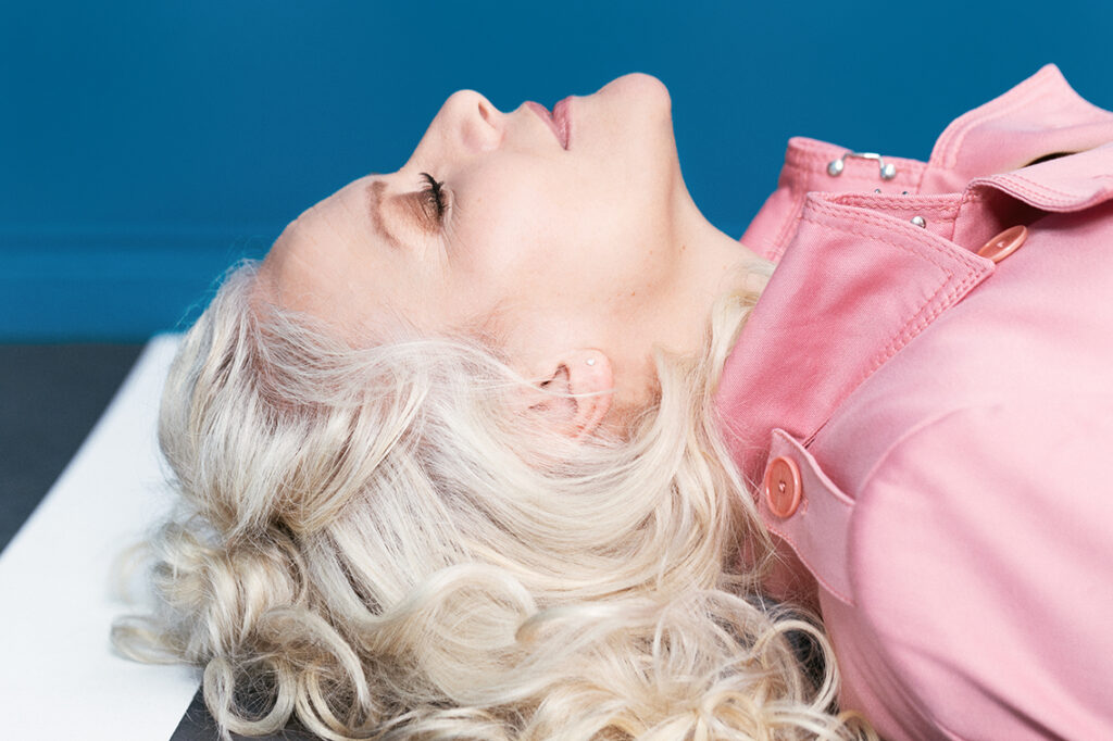 Neuer knalliger Look zum neuen Album „55“ und ernüchternde Pandemie-Beziehungserkenntnisse: „Normalerweise hält doch der geregelte Alltag eine Beziehung deshalb am Laufen, weil man sich kaum sieht.“ © Sandra Ludewig