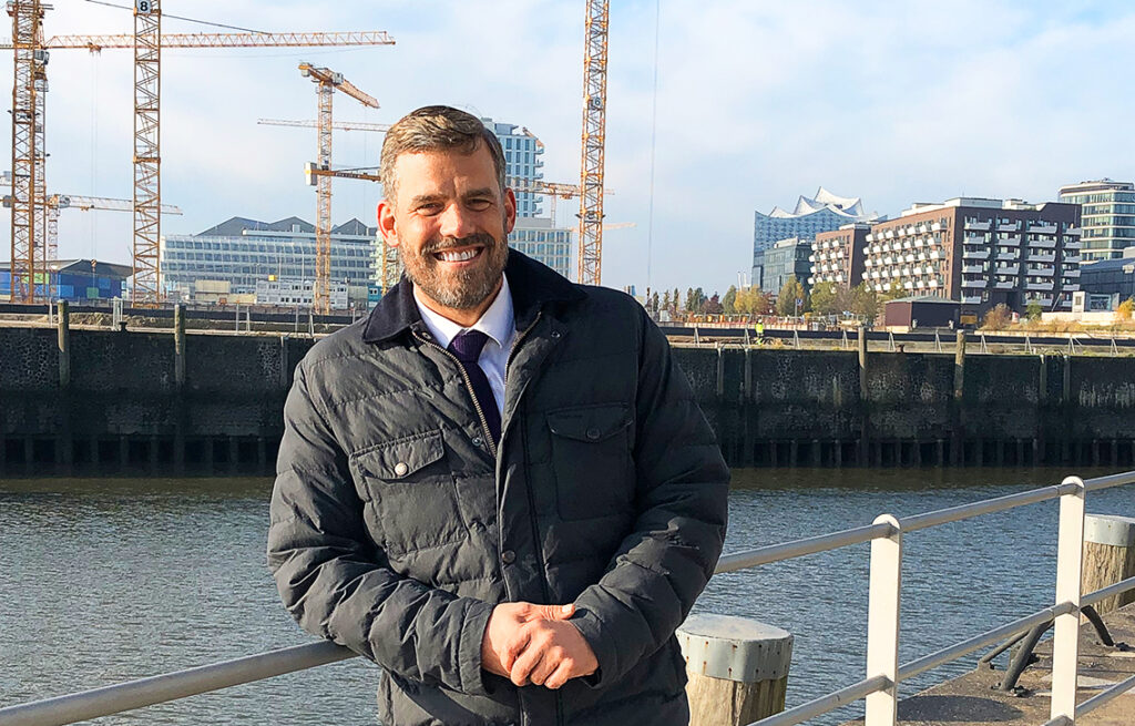 Falko Droßmann ist als Bezirkschef neben 18 anderen Stadtteilen auch für die HafenCity zuständig: „Wenn ich dieser Tage durch leere Einkaufsstraßen gehe, die mit ihrer Weihnachtsbeleuchtung wie ein Zitat aus einer anderen Zeit erscheinen, wird mir schwer ums Herz. Nein. 2020 hat mich nicht reicher gemacht.“ © Bezirksamt Hamburg-Mitte